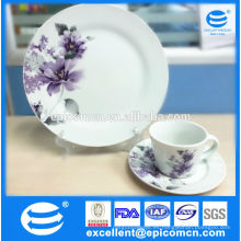 Tradicional de la gracia té británico conjunto de cerámica con flores púrpura de impresión